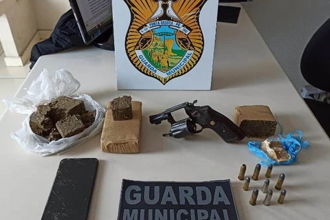 Homem com tornozeleira eletrônica é preso ao ser flagrado com drogas e arma de fogo