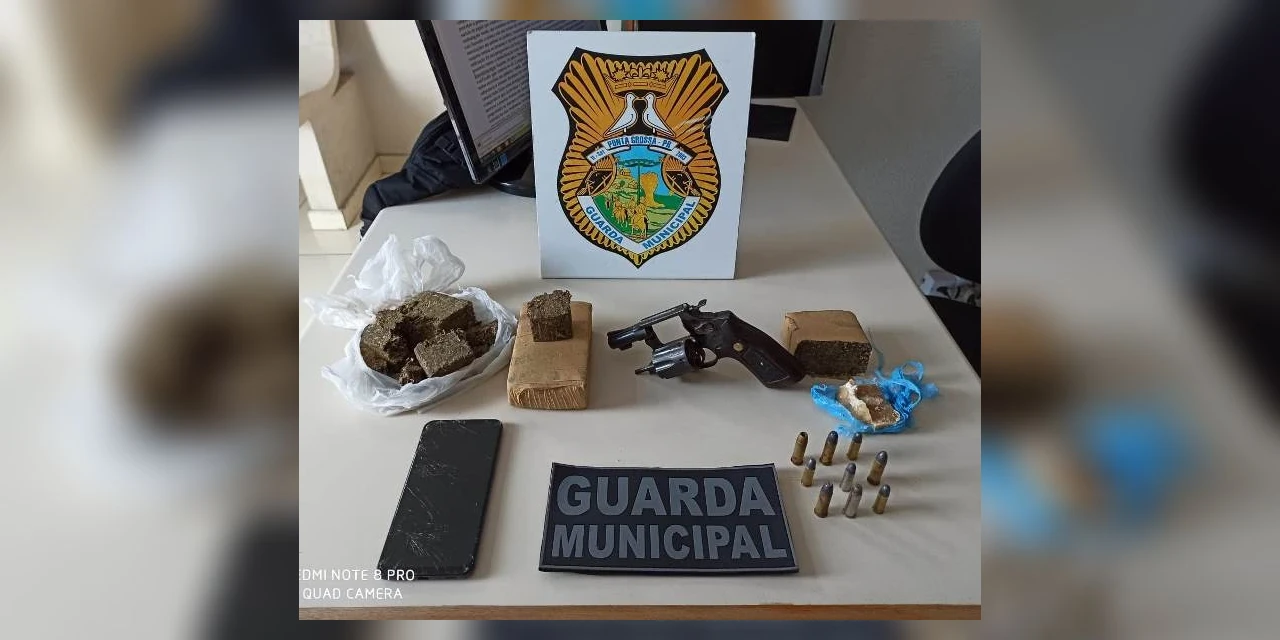 Homem com tornozeleira eletrônica é preso ao ser flagrado com drogas e arma de fogo