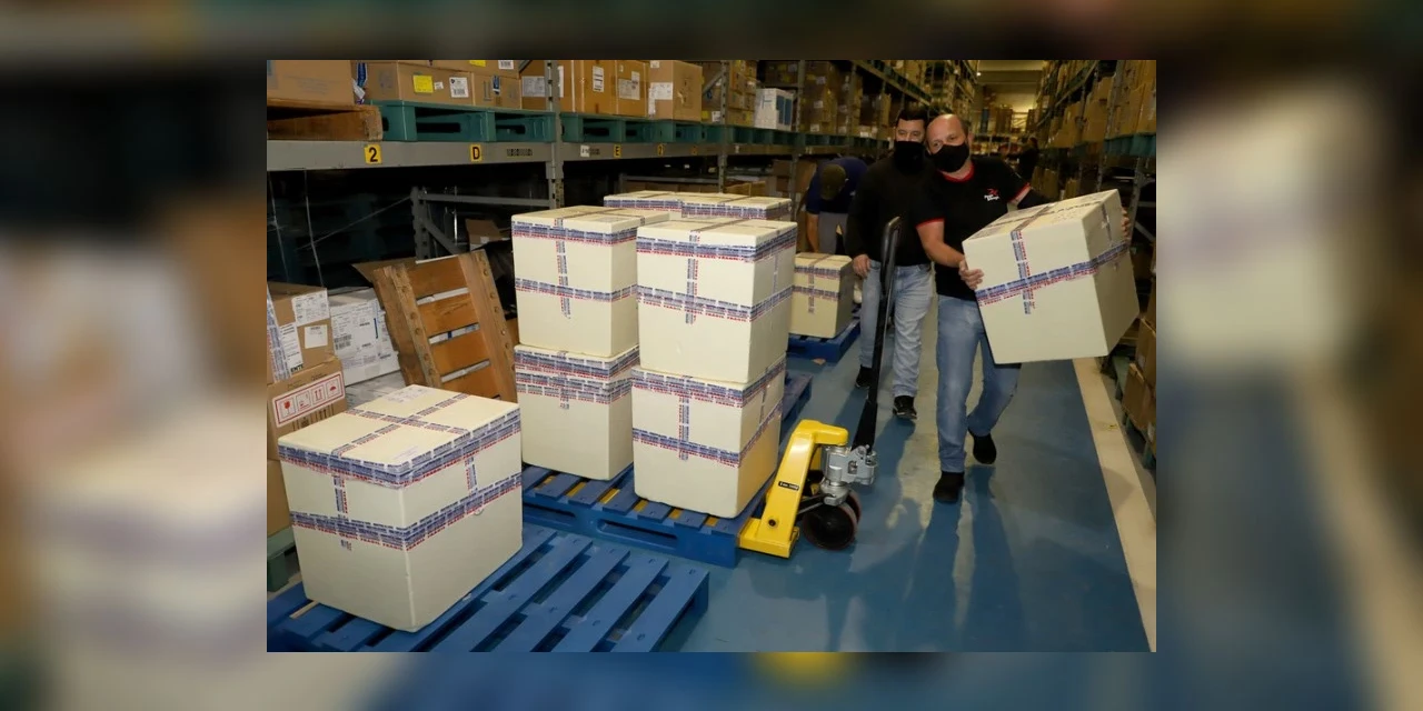 Paraná recebe 234 mil vacinas contra a Covid-19; doses da Pfizer vão para os 399 municípios