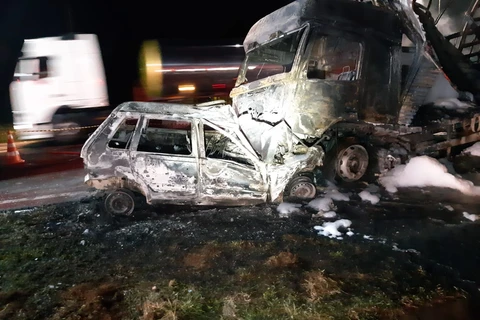 Homem morre carbonizado em acidente entre carro e caminhão em PG