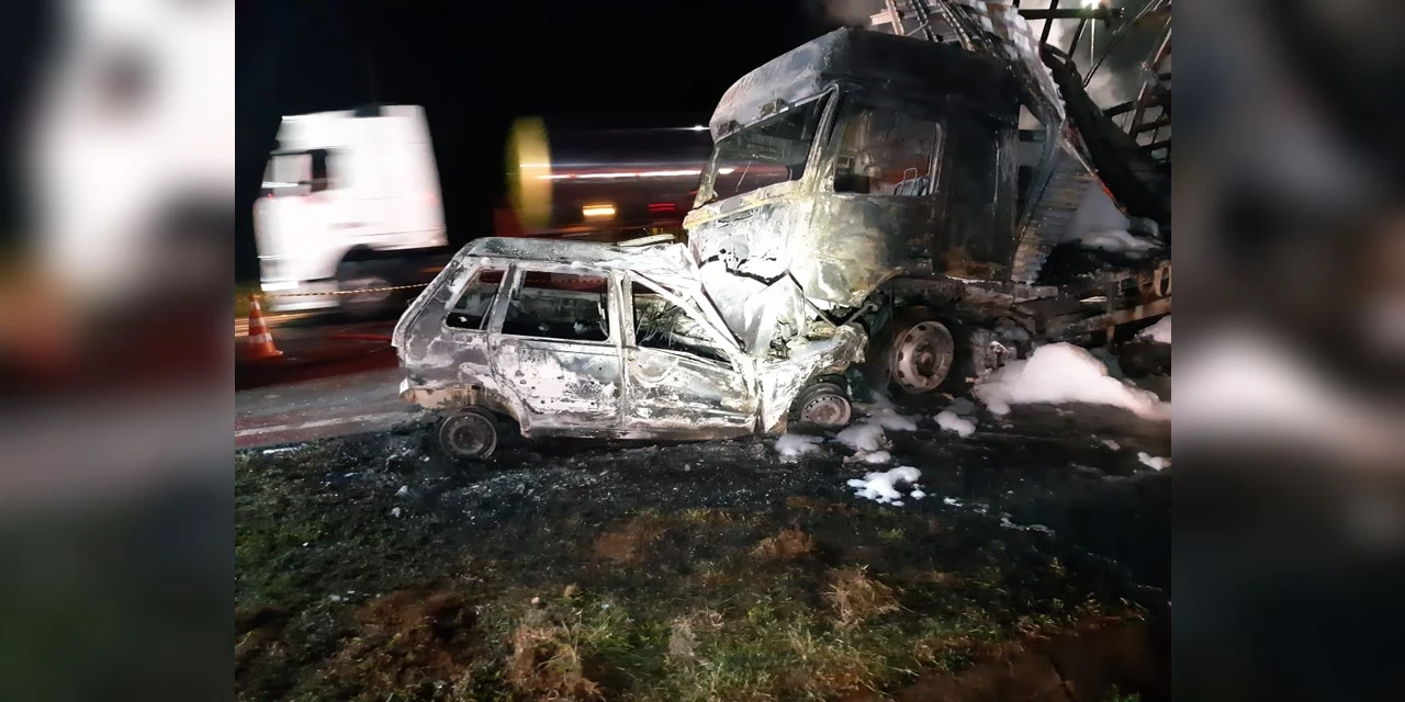 Homem morre carbonizado em acidente entre carro e caminhão em PG