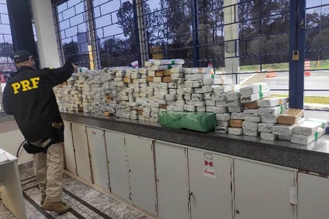 Suspeito de abandonar carro com quase 300 quilos de maconha é preso em posto de combustível