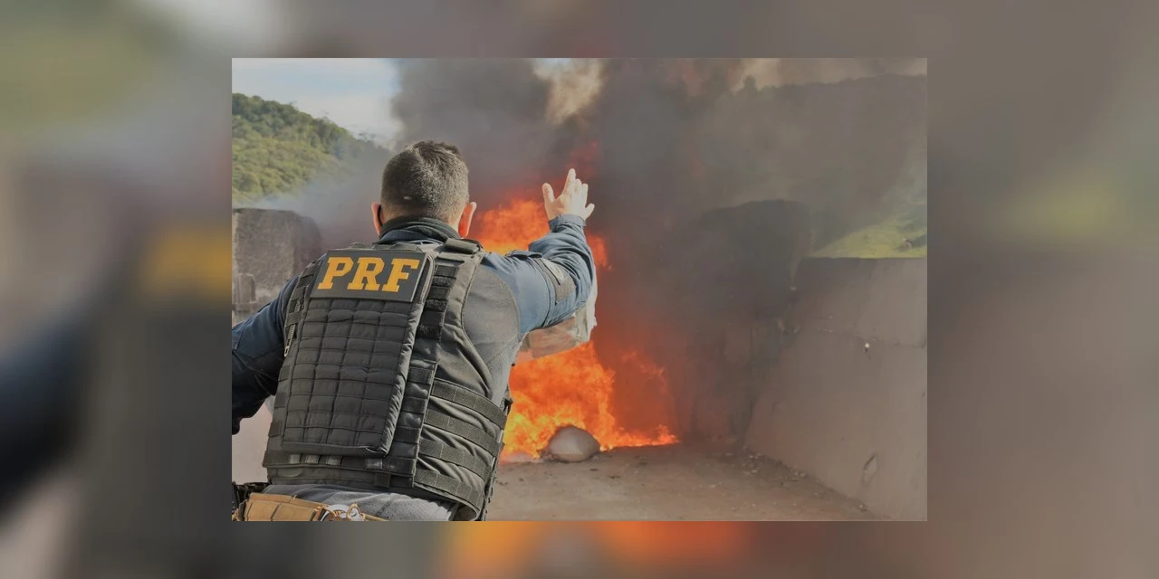 PRF, em ação coordenada pela PF, incinera mais de duas toneladas de drogas no Paraná