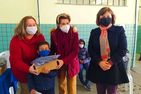 Prefeitura entrega 23 mil uniformes escolares