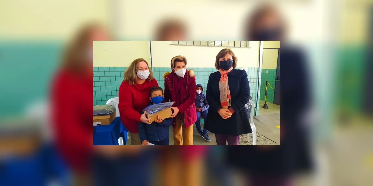 Prefeitura entrega 23 mil uniformes escolares