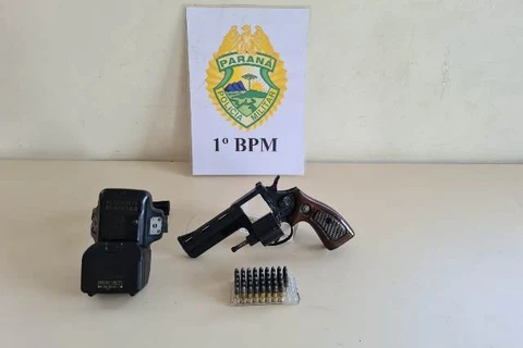 Homem com mandado em aberto é preso com arma e munições