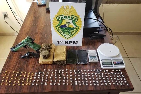 PM apreende drogas em Carambeí, mas traficante foge ao perceber a chegada da viatura