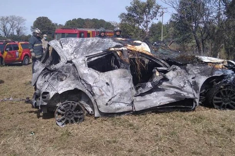 Carro pega fogo após atingir poste em rodovia de Ponta Grossa