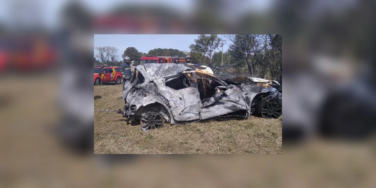 Carro pega fogo após atingir poste em rodovia de Ponta Grossa