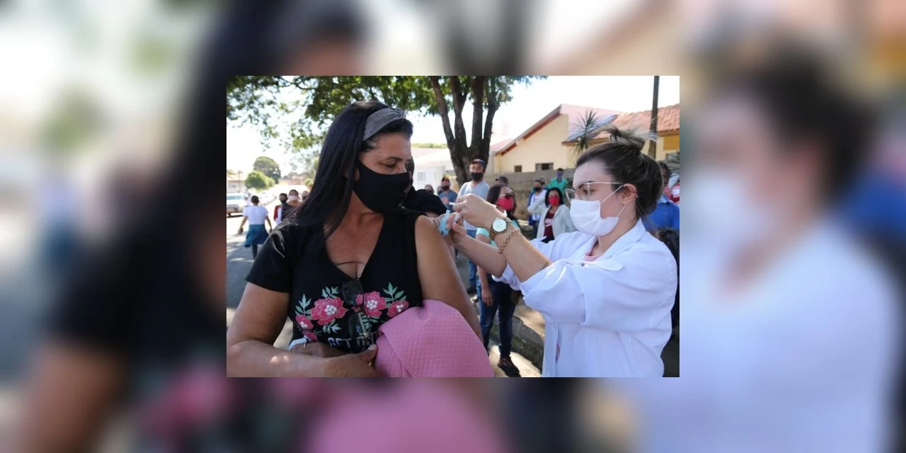 Mais de 1 milhão de pessoas foram vacinadas contra a Covid-19 aos finais de semana no Paraná