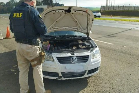 PRF prende dupla com carro clonado em Ponta Grossa