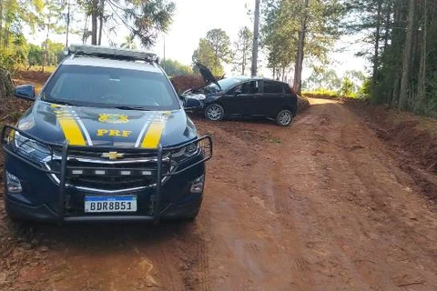 Após perseguição, mulher é presa com carro roubado em Tibagi
