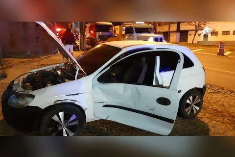 Rapaz fica em estado grave após acidente entre carro e caminhão na Souza Naves