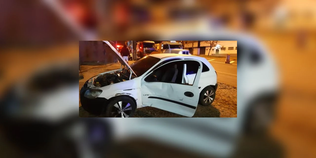 Rapaz fica em estado grave após acidente entre carro e caminhão na Souza Naves