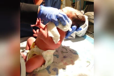 Mulher é presa tentando sair com recém-nascido de hospital em Curitiba