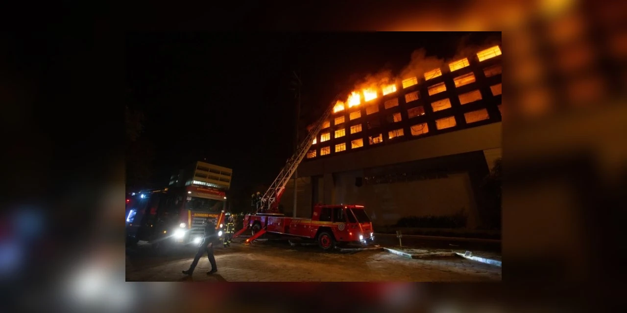 Dois bombeiros estão desaparecidos após combate a incêndio na Secretaria de Segurança Pública do Rio Grande do Sul