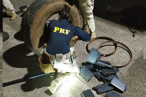 PRF prende traficante com 70 quilos de drogas dentro dos pneus de uma carreta