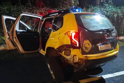 Condutor embriagado colide em viatura e deixa dois policiais feridos no Paraná