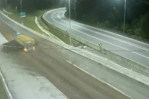 Caminhão com 14 toneladas de laranja evita acidente ao usar área de escape na BR-376; veja vídeo