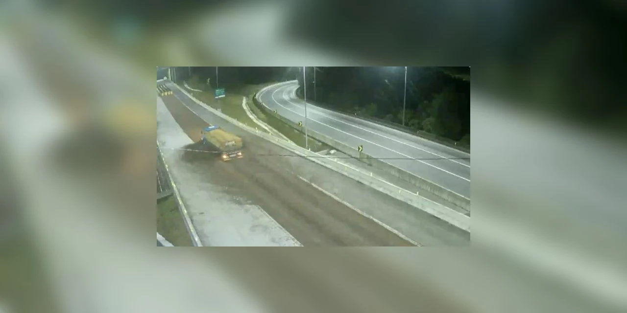 Caminhão com 14 toneladas de laranja evita acidente ao usar área de escape na BR-376; veja vídeo