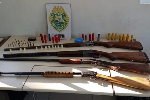 PM apreende armas e duas pessoas em Ponta Grossa