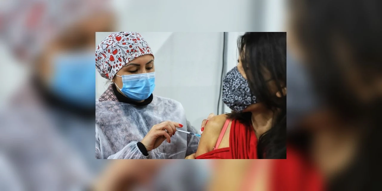 7 milhões de doses foram aplicadas no Paraná; 63% dos adultos já receberam uma vacina