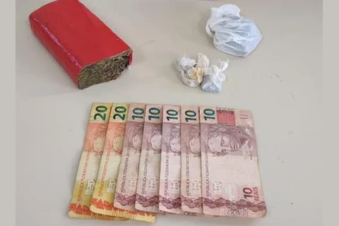 Homem em atitude suspeita é flagrado com drogas em PG