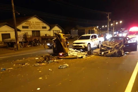 Acidente com três veículos na Souza Naves deixa uma pessoa ferida e pista fechada por duas horas