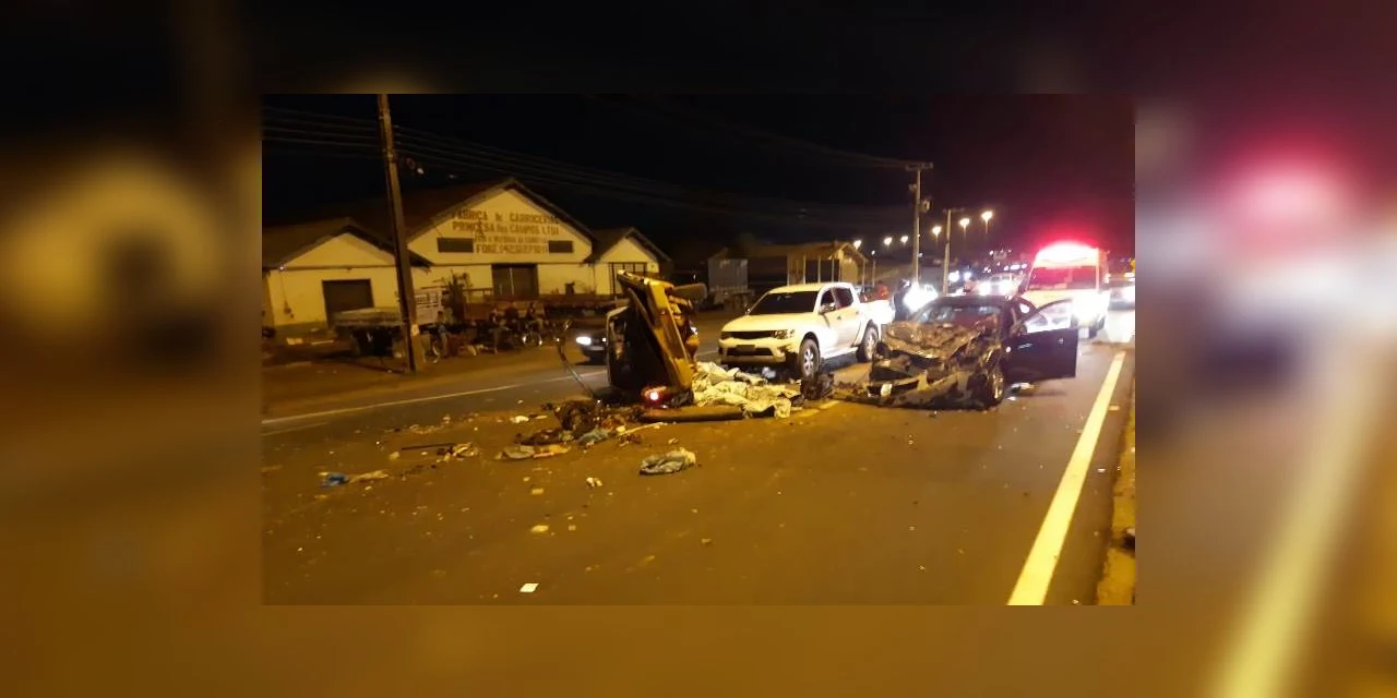 Acidente com três veículos na Souza Naves deixa uma pessoa ferida e pista fechada por duas horas