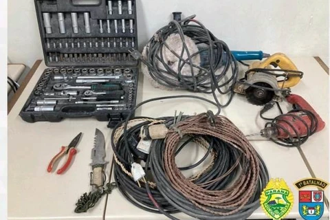 Menor é flagrado furtando ferramentas e fios de cobre de obra em PG