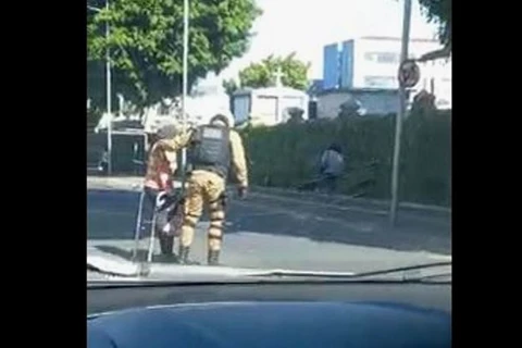 Policial para o trânsito para ajudar idosa atravessar avenida em PG