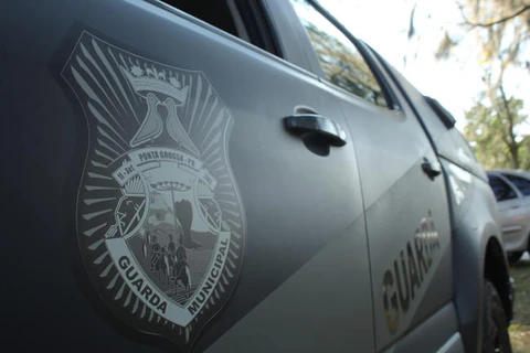 Condutor de motocicleta sem CNH bate em viatura da GM durante perseguição em PG