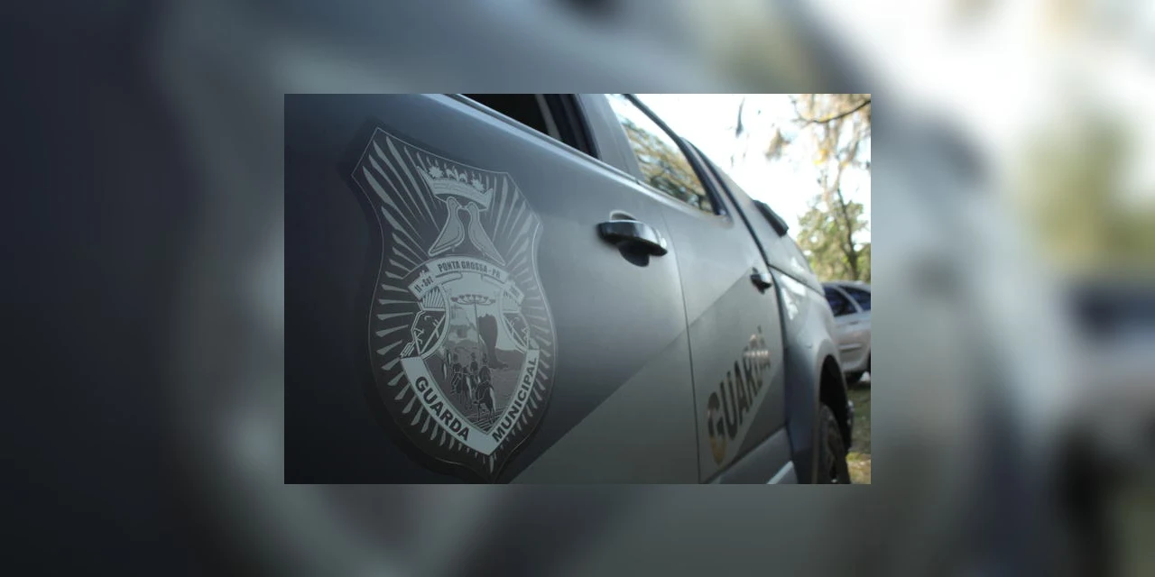 Condutor de motocicleta sem CNH bate em viatura da GM durante perseguição em PG