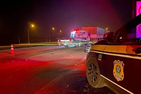 Colisão entre dois caminhões deixa dois mortos na BR-277