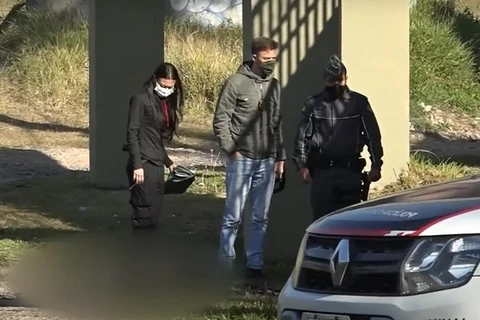 Criminoso coloca fogo em morador de rua e bebe cachaça enquanto corpo queima