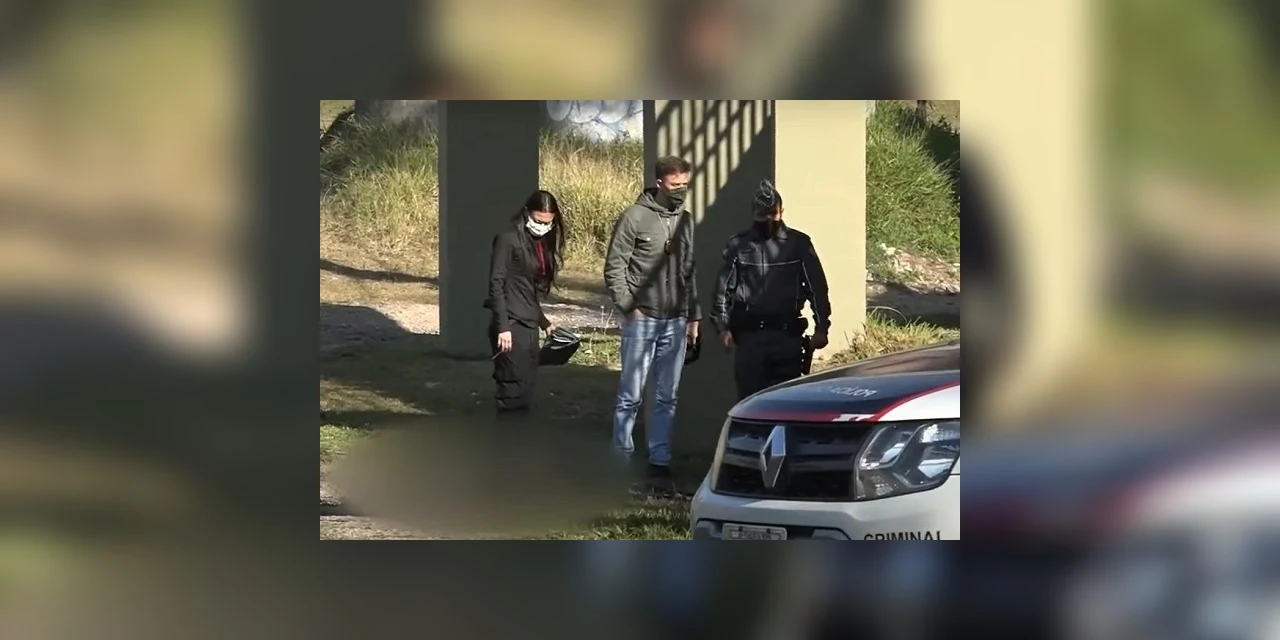 Criminoso coloca fogo em morador de rua e bebe cachaça enquanto corpo queima