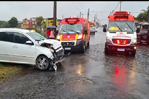 Acidente entre trem e carro deixa uma pessoa ferida em PG