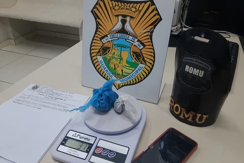 Homem com drogas e mandado de prisão tenta fugir da GM, mas acaba preso