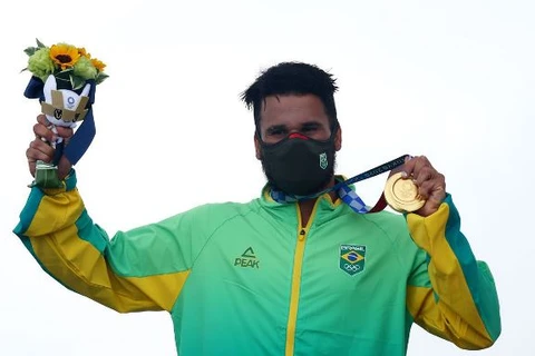 Brasil ganha ouro no surfe e bronze na natação