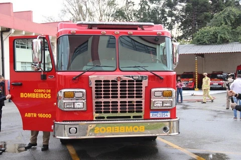 Corpo de Bombeiros do Paraná recebe o primeiro Auto-Bomba Tanque Resgate de modelo americano
