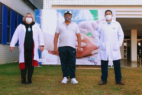 5 anos após acidente, caminhoneiro gaúcho revê equipe do HU-UEPG