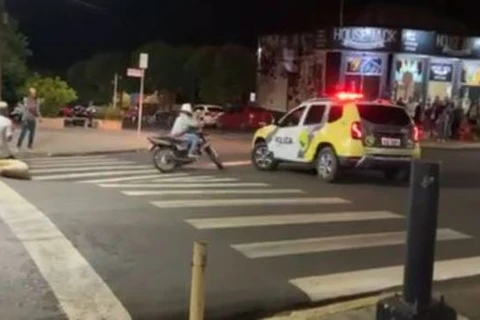 VÍDEO: motociclista leva voadora de PM após perseguição policial