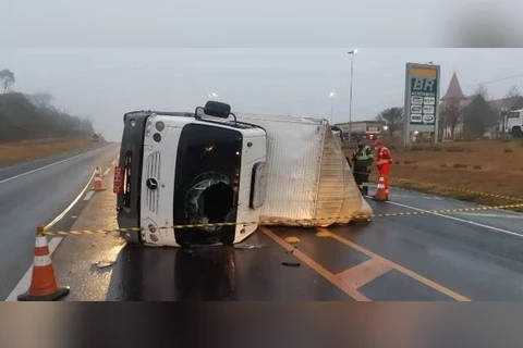 Caminhão carregado com vinho argentino tomba em Fernandes Pinheiro