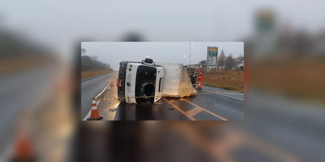 Caminhão carregado com vinho argentino tomba em Fernandes Pinheiro