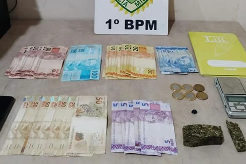 PM apreende drogas e fecha 'boca de fumo', em Castro