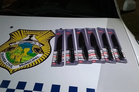 Com facas escondidas na calça, homem acaba preso por furto em supermercado de PG