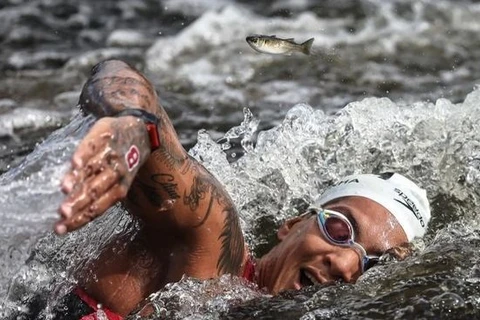 Peixe 'rouba a cena' em foto de Ana Marcela e viraliza nas redes