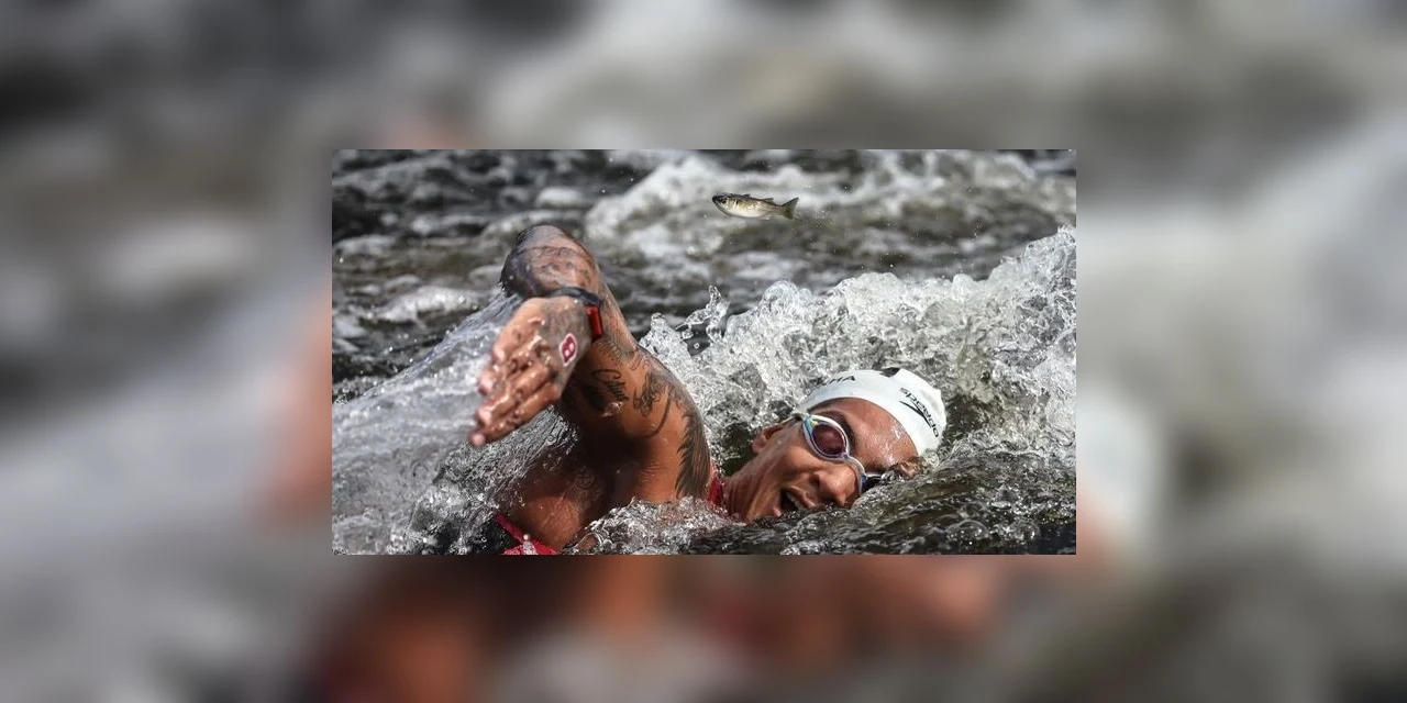 Peixe 'rouba a cena' em foto de Ana Marcela e viraliza nas redes