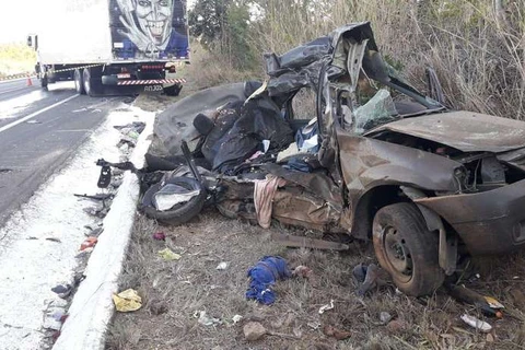Pai, mãe e quatro filhos perdem a vida após acidente em rodovia de MG