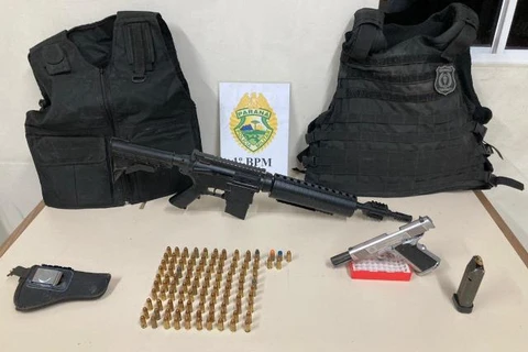 Adolescente é preso com pistola e réplica de fuzil em bairro de PG
